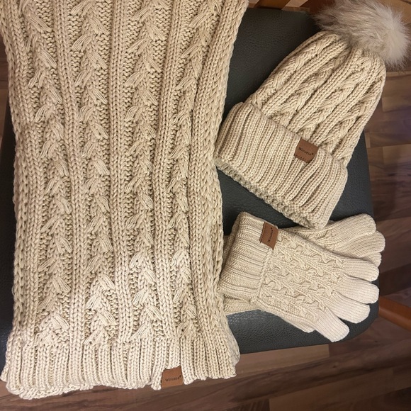 Scarf, Hat, Glovess - Picture 1 of 3